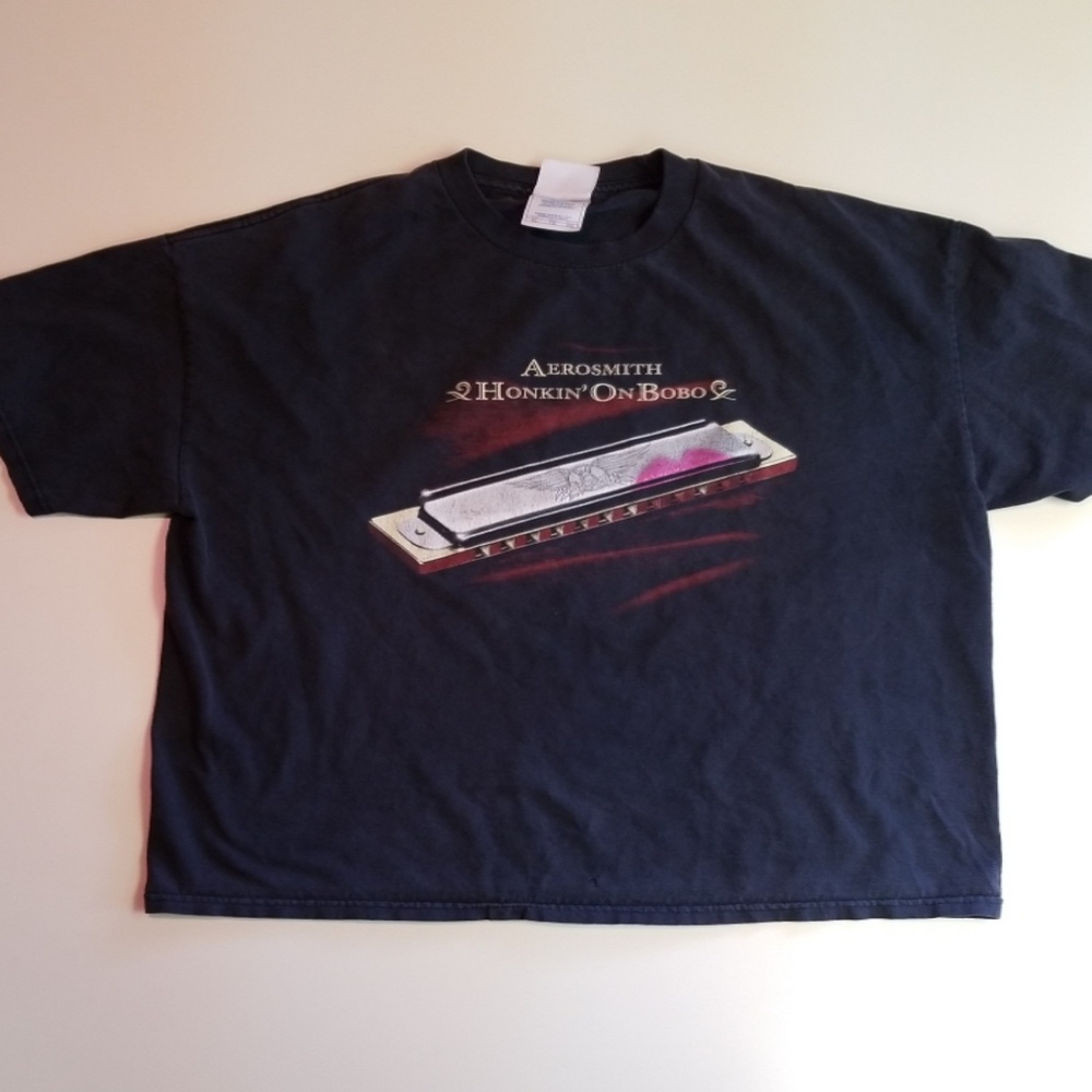 Aerosmith honkin' on a BoBo 2004 tour shirt.